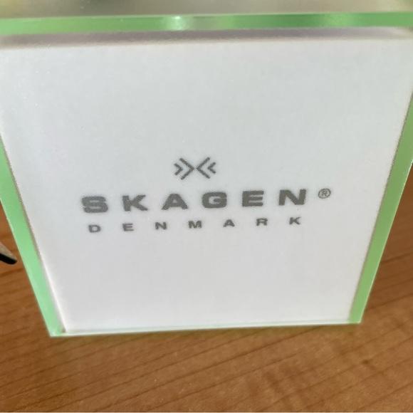 Skagen Women\'s Wristwatch Mother of Pearl Face Black Leather Band Analog Watch main image 7
